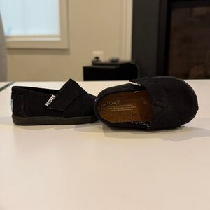 Toms Classic Black Canvas Slip-Ons T4